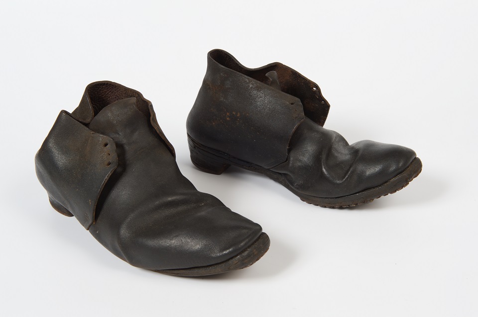 Botas Blucher militares de cuero para hombre, década de 1840, encontradas bajo el suelo de una antigua prisión militar en Weedon Barracks, Northamptonshire. 