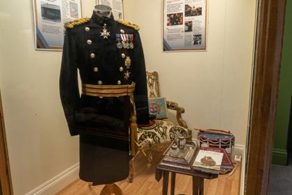 Ypu are hoveing over an image linked to Dress uniform