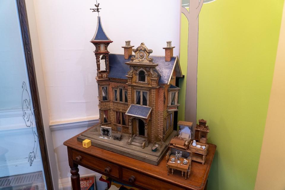 Ypu are hoveing over an image linked to Dolls house